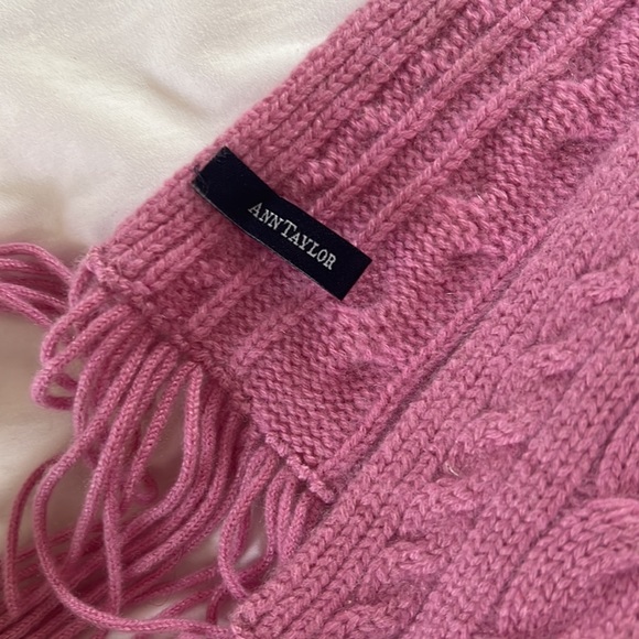 100% cashmere pink Ann Taylor scarf - Picture 2 of 4